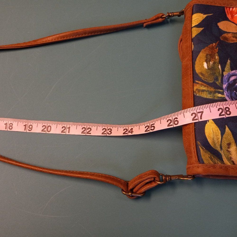 Donna Sharp Floral Crossbody/Wallet - Picture 11 of 11